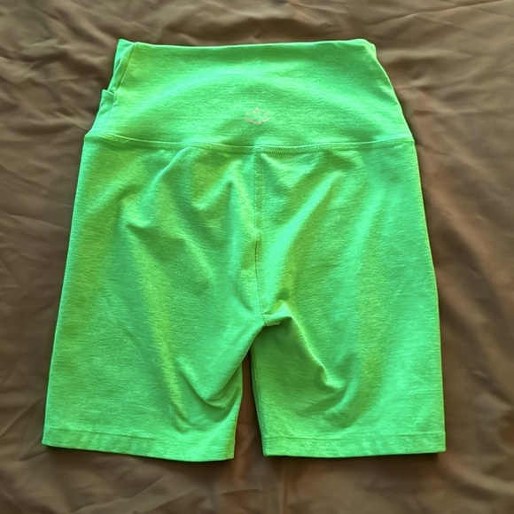 Beyond Yoga bright green neon crossover biker shorts size Small S - Picture 2 of 5